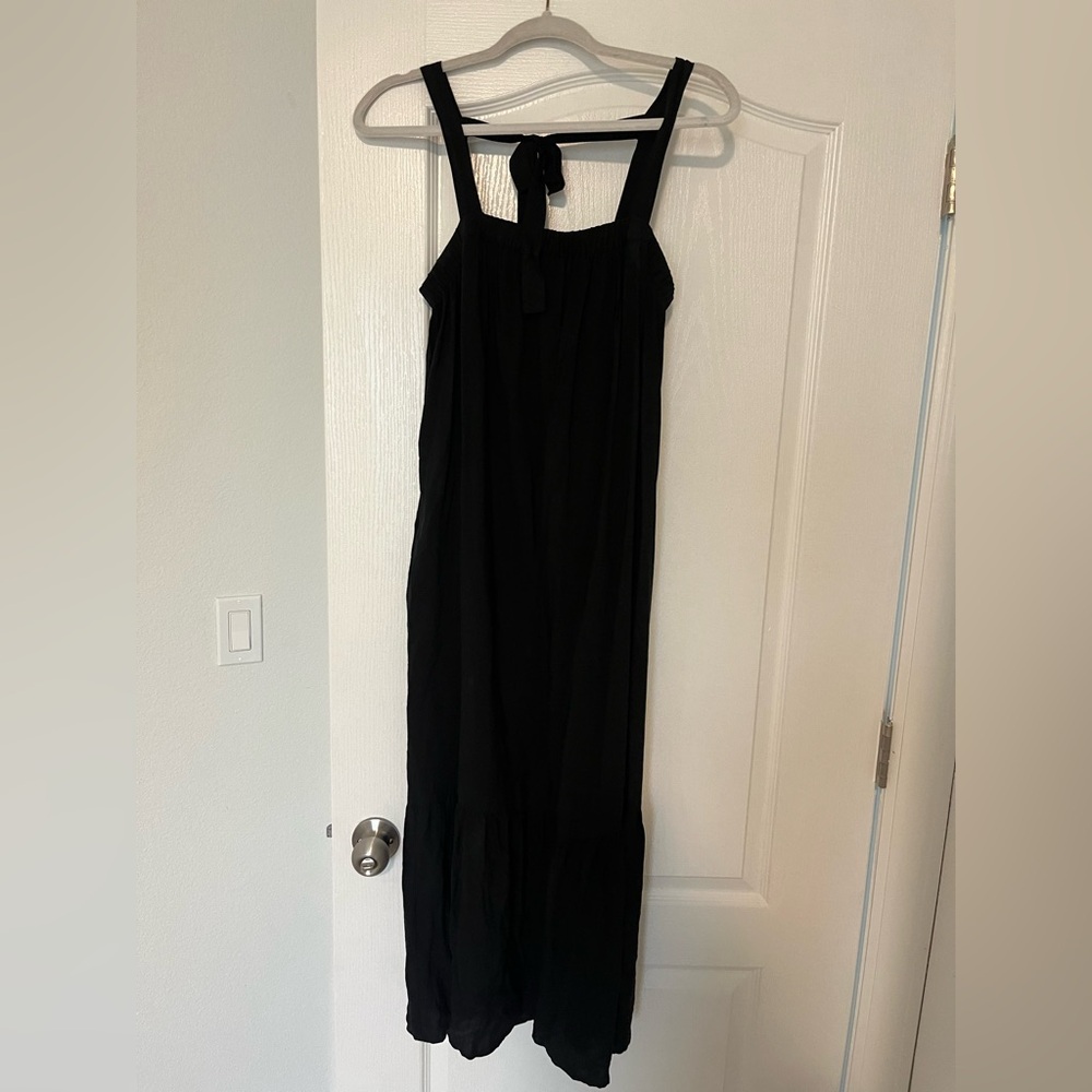 Elegant Black Sleeveless Dress with pockets!